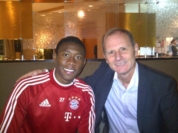 David Alaba und ein Mann im Anzug posieren für ein Foto.