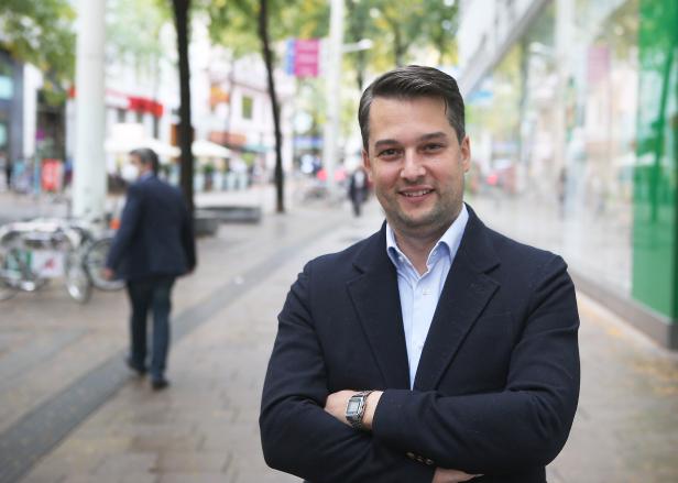 Dominik Nepp steht auf einer belebten Straße.