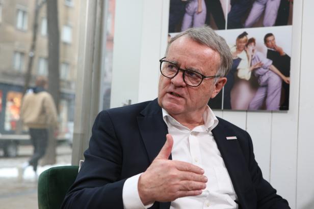 Hans Niessl während eines Gesprächs.