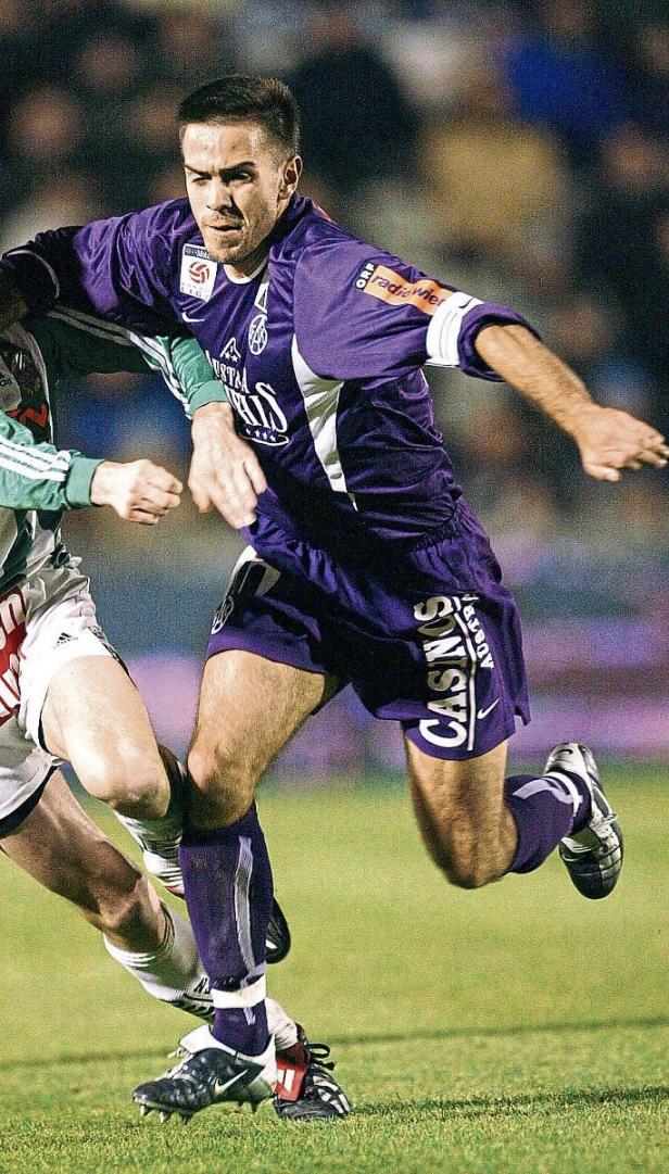 Ein Fußballspieler im lila Trikot während eines Spiels.