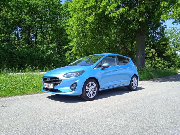 Ein hellblauer Ford Fiesta steht auf einer asphaltierten Straße.