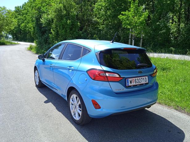 Ein blauer Ford Fiesta steht auf einer Straße.