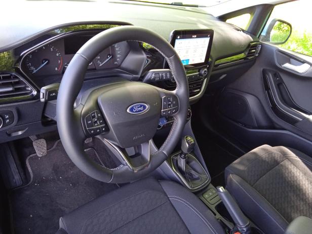 Das Interieur eines Ford Fiesta mit Blick auf Lenkrad und Armaturenbrett.