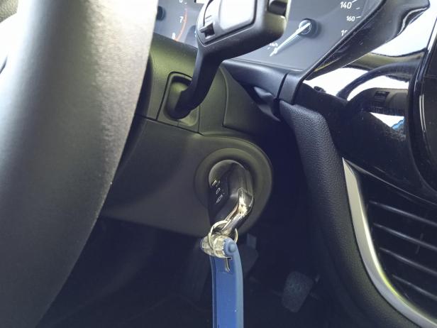 Ein Autoschlüssel steckt im Zündschloss.