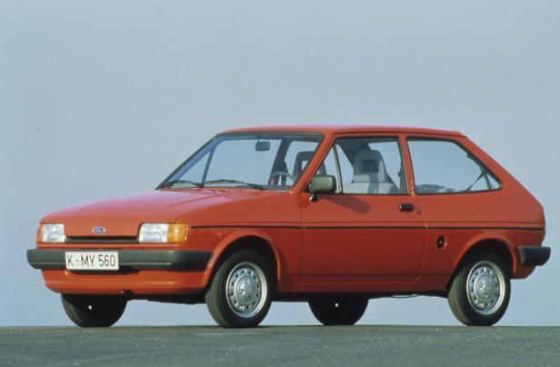 Ein roter Ford Fiesta der zweiten Generation aus dem Jahr 1983.