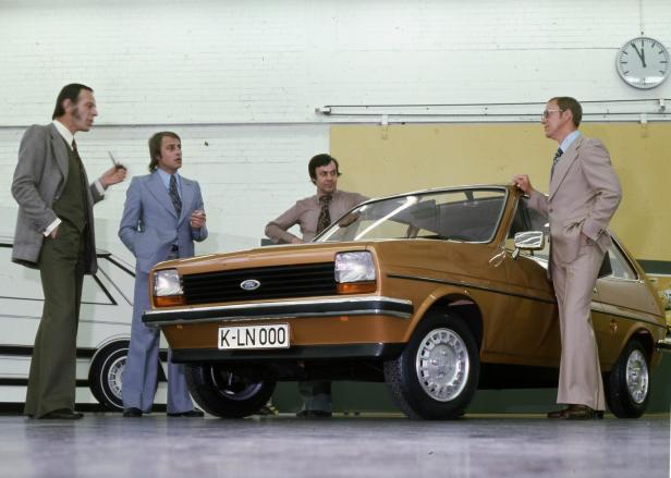Designer präsentieren 1975 den neuen Ford Fiesta im Designstudio in Merkenich.