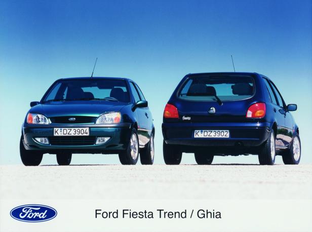 Ein grüner Ford Fiesta Trend und ein blauer Ford Fiesta Ghia stehen nebeneinander.