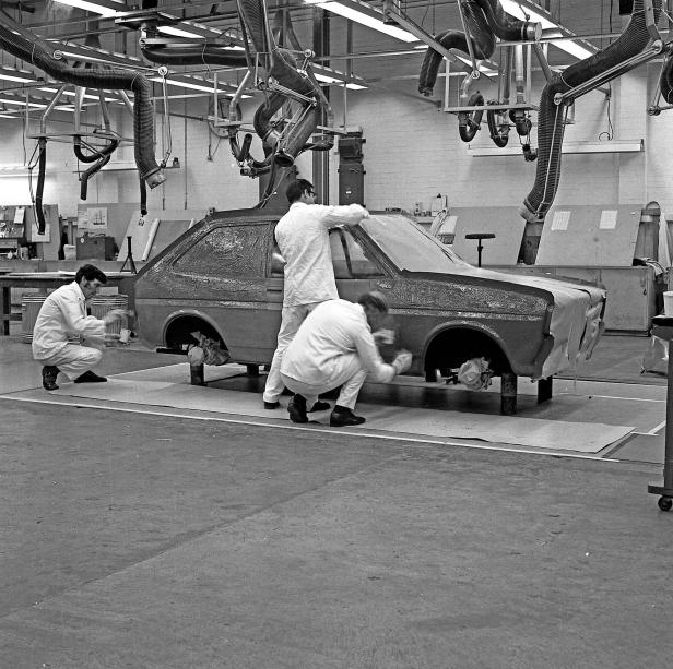 Drei Arbeiter bearbeiten ein Tonmodell des Ford Fiesta im Jahr 1974.