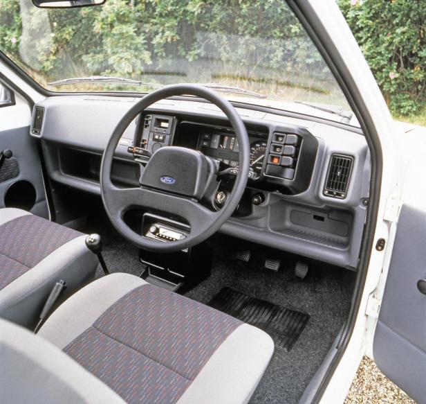 Das Interieur eines Ford Fiesta Popular Plus von 1988.