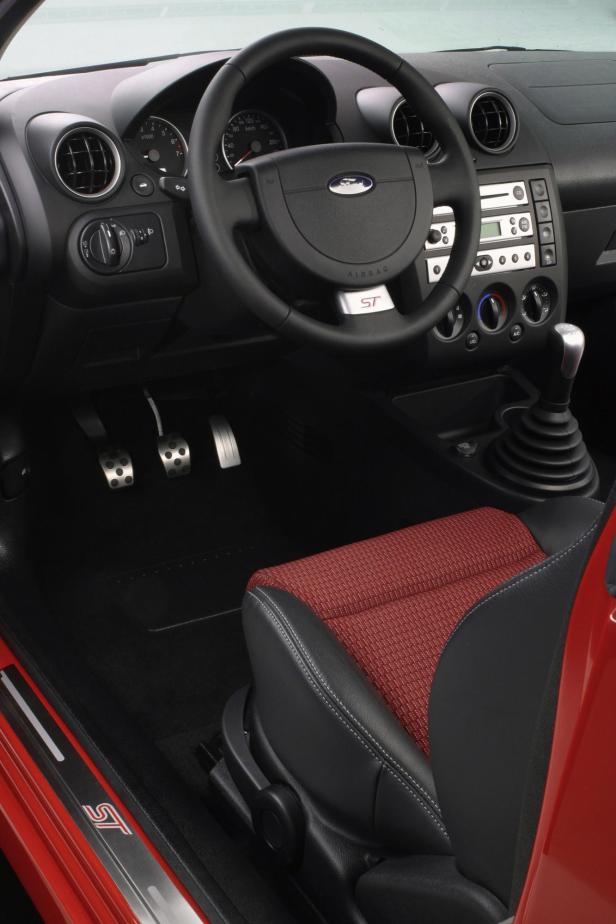 Das Interieur eines Ford Fiesta ST von 2004 mit roten Akzenten.