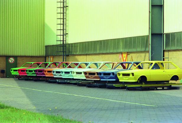 Eine Reihe von Ford Fiesta-Karosserien in verschiedenen Farben aus dem Jahr 1976.