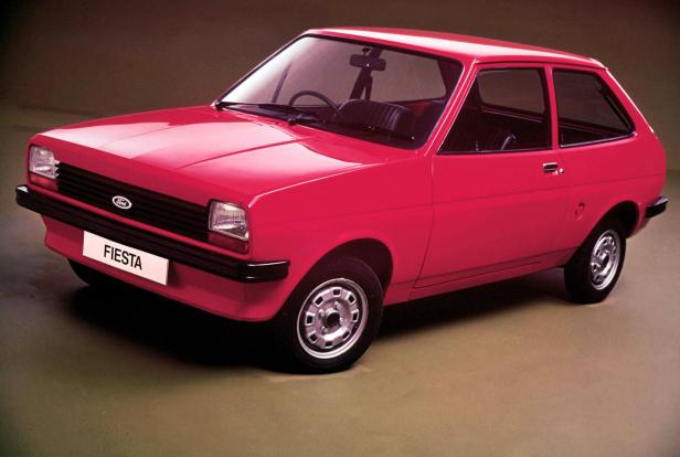 Ein roter Ford Fiesta der ersten Generation steht in einem Studio.