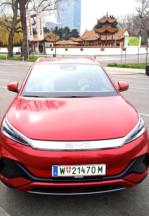 Ein rotes Auto der Marke BYD steht vor dem Chinesischen Garten in Wien.