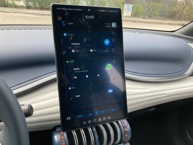 Das Display eines BYD-Fahrzeugs zeigt Navigations- und Spotify-Optionen.