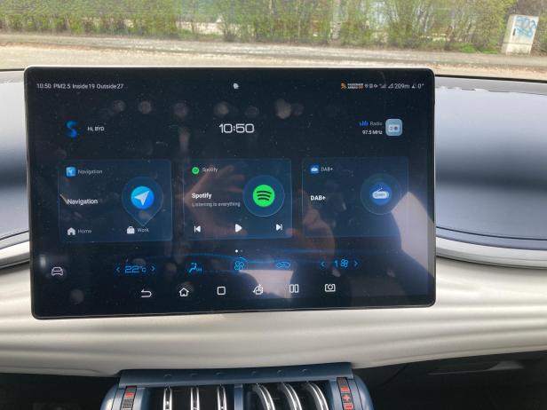 Das Display eines BYD-Autos zeigt Navigation, Spotify und DAB+ an.