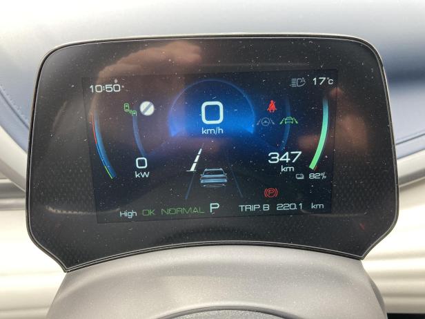 Das Display eines Autos zeigt 0 km/h, eine Reichweite von 347 km und 17 Grad Celsius an.