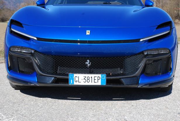 Die Frontansicht eines blauen Ferrari mit italienischem Kennzeichen.