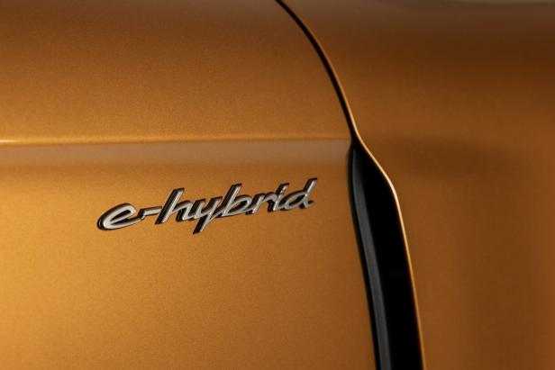 Das „e-Hybrid“-Emblem auf einem goldfarbenen Auto.