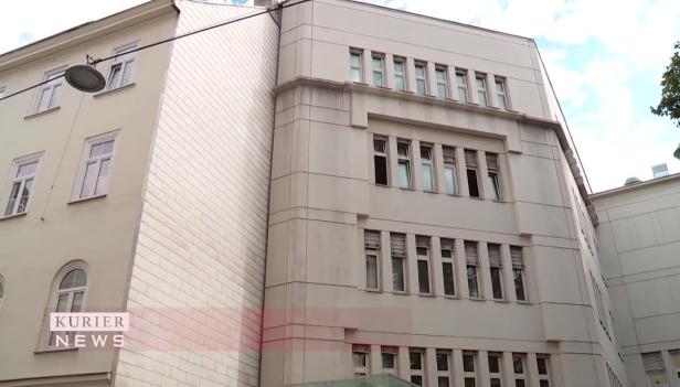 Ein großes, helles Gebäude mit vielen Fenstern.