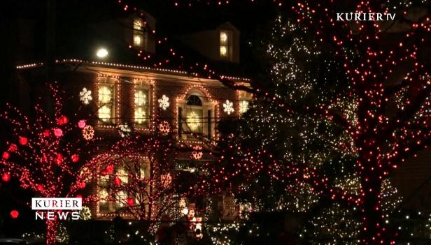 Ein Haus ist mit roten und weißen Lichtern und Schneeflocken für die Weihnachtszeit geschmückt.