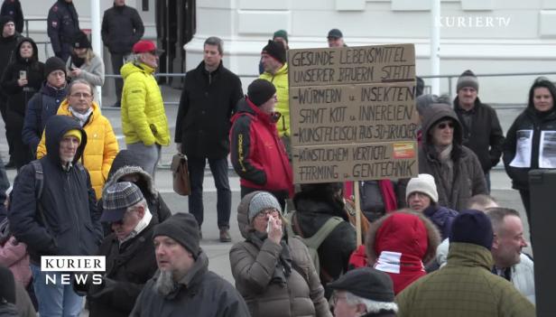 Eine Demonstration von Landwirten mit einem Schild gegen „künstlichem Vertical Farming“ und Gentechnik.