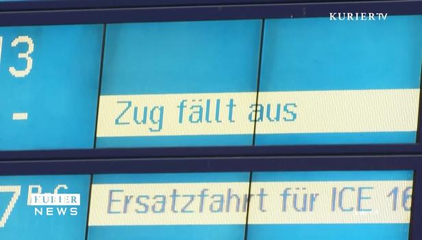 Auf einer Anzeigetafel steht „Zug fällt aus“ und „Ersatzfahrt für ICE 16“.