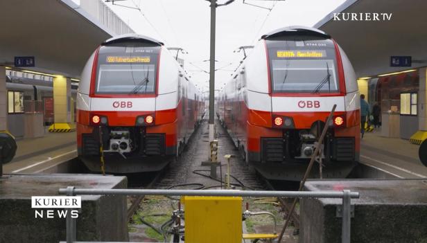 Zwei ÖBB Cityjet Züge stehen an einem Bahnsteig bereit.