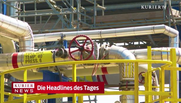 Industrielle Rohrleitungen mit Absperrventilen und gelben Warnschildern.