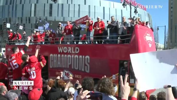Fans feiern auf einem Doppeldeckerbus den Sieg der Kansas City Chiefs.