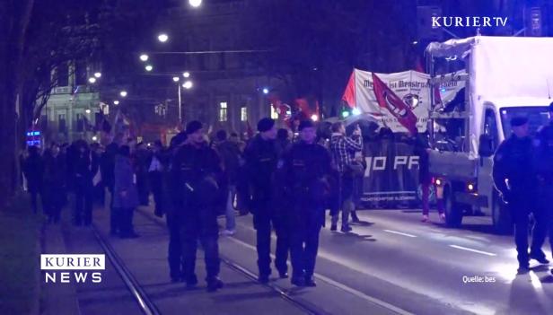 Eine Demonstration mit Polizei und einem Transparent mit der Aufschrift „Menstruationsismus“.