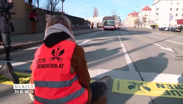 Aktivisten der „Letzten Generation“ blockieren eine Straße in Wien.