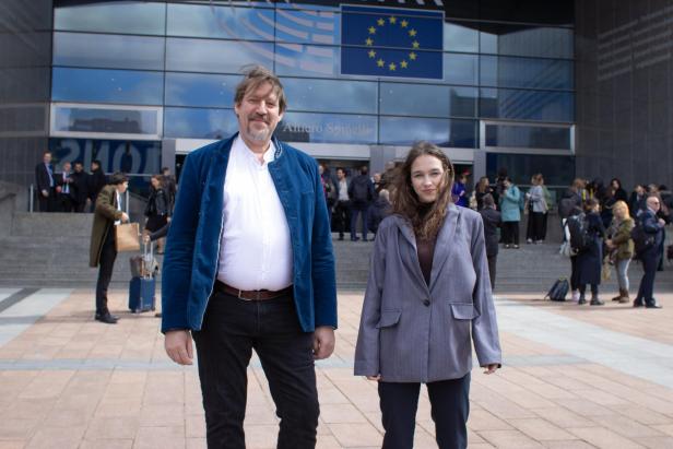 Zwei Personen stehen vor dem Europäischen Parlament in Brüssel.