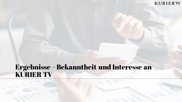 Zwei Personen betrachten Diagramme und eine Person tippt auf einem Taschenrechner.