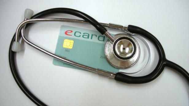 Ein Stethoskop liegt auf einer elektronischen Gesundheitskarte.