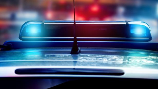 Nächtliches Blaulicht auf dem Dach eines Polizeiautos.