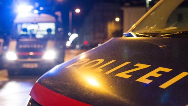 Zwei Polizeiautos in der Nacht