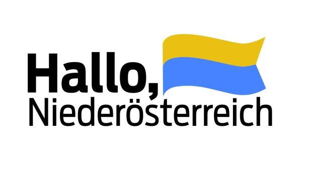 Das Logo von „Hallo, Niederösterreich“ mit einer blau-gelben stilisierten Flagge.