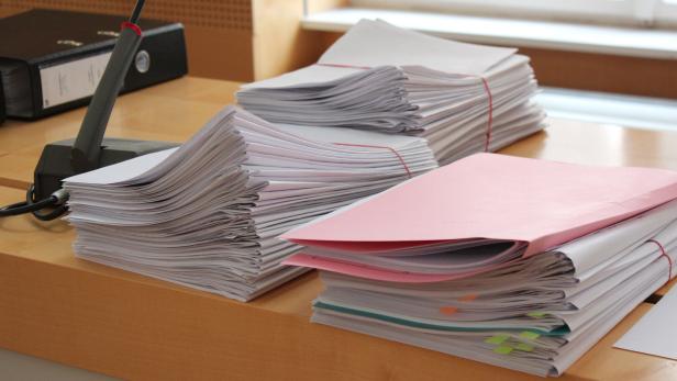 Akten auf einem Tisch.