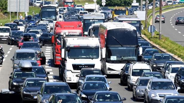 Stau auf einer Autobahn in Kroatien mit Autos, Bussen und Lastwagen.