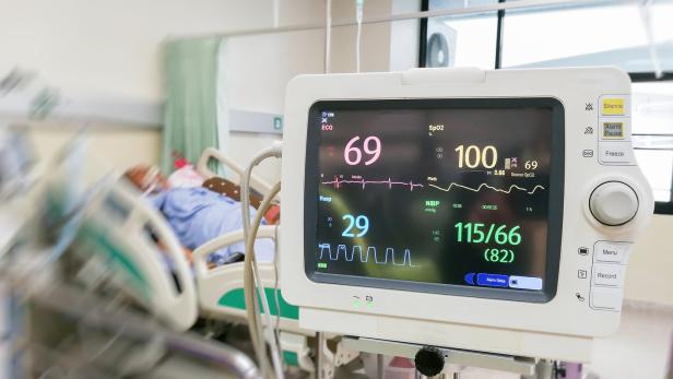 Emergency in the room patient hospital pulse monitor