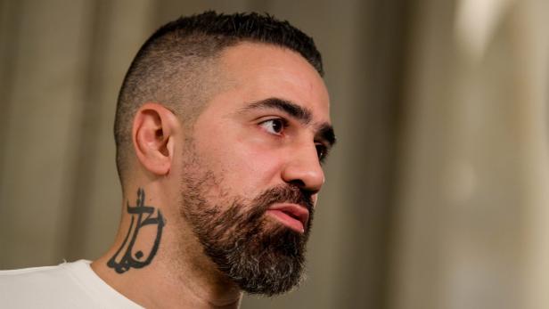 Der Rapper Bushido mit Bart und einem Tattoo am Hals.