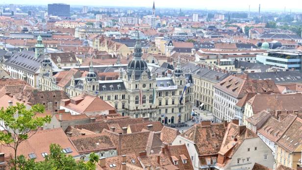 Luftaufnahme von Graz mit dem Rathaus im Vordergrund.