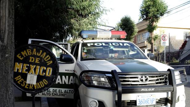 Ein Polizeiwagen steht vor der mexikanischen Botschaft in El Alto, Bolivien.