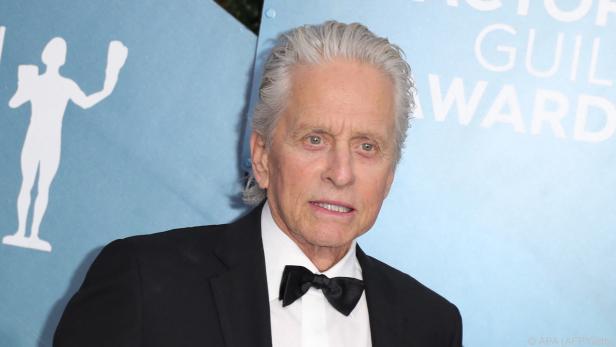 Douglas hilft beim Austeilen der Golden-Globe-Trophäen.