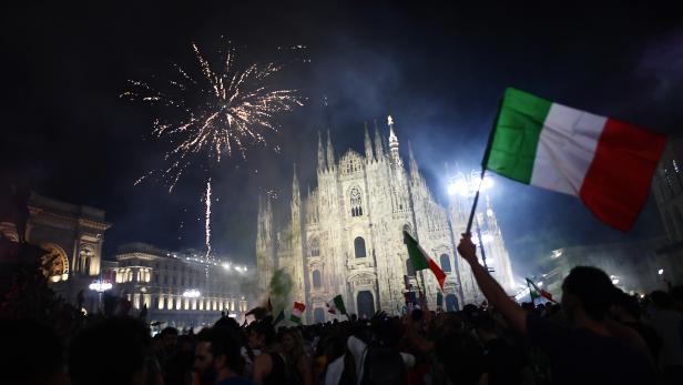 Fans feiern mit italienischen Flaggen vor dem Mailänder Dom während der Euro 2020.