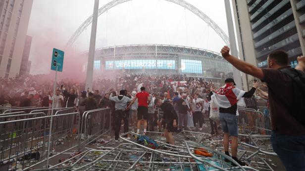 Fans feiern vor dem Wembley-Stadion während des Finales der Euro 2020 zwischen Italien und England.
