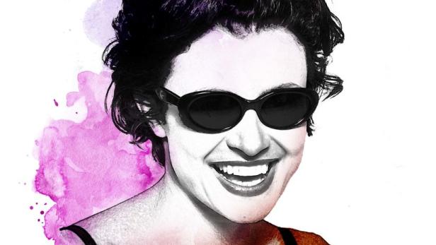 Eine lächelnde Frau mit Sonnenbrille, dargestellt in einem Aquarell-Stil.