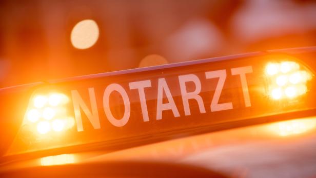 Ein beleuchtetes Schild mit der Aufschrift „Notarzt“.