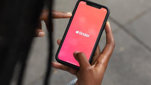 Tinder-App auf iPhone geöffnet.