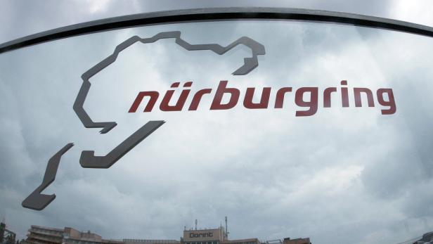 Das Logo des Nürburgrings vor einem bewölkten Himmel.